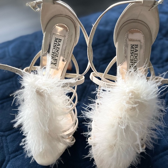 TIS THE SEASON TO UPGRADE YOUR SHOE GAME! Here’s the perfect party shoe. - Picture 3 of 5